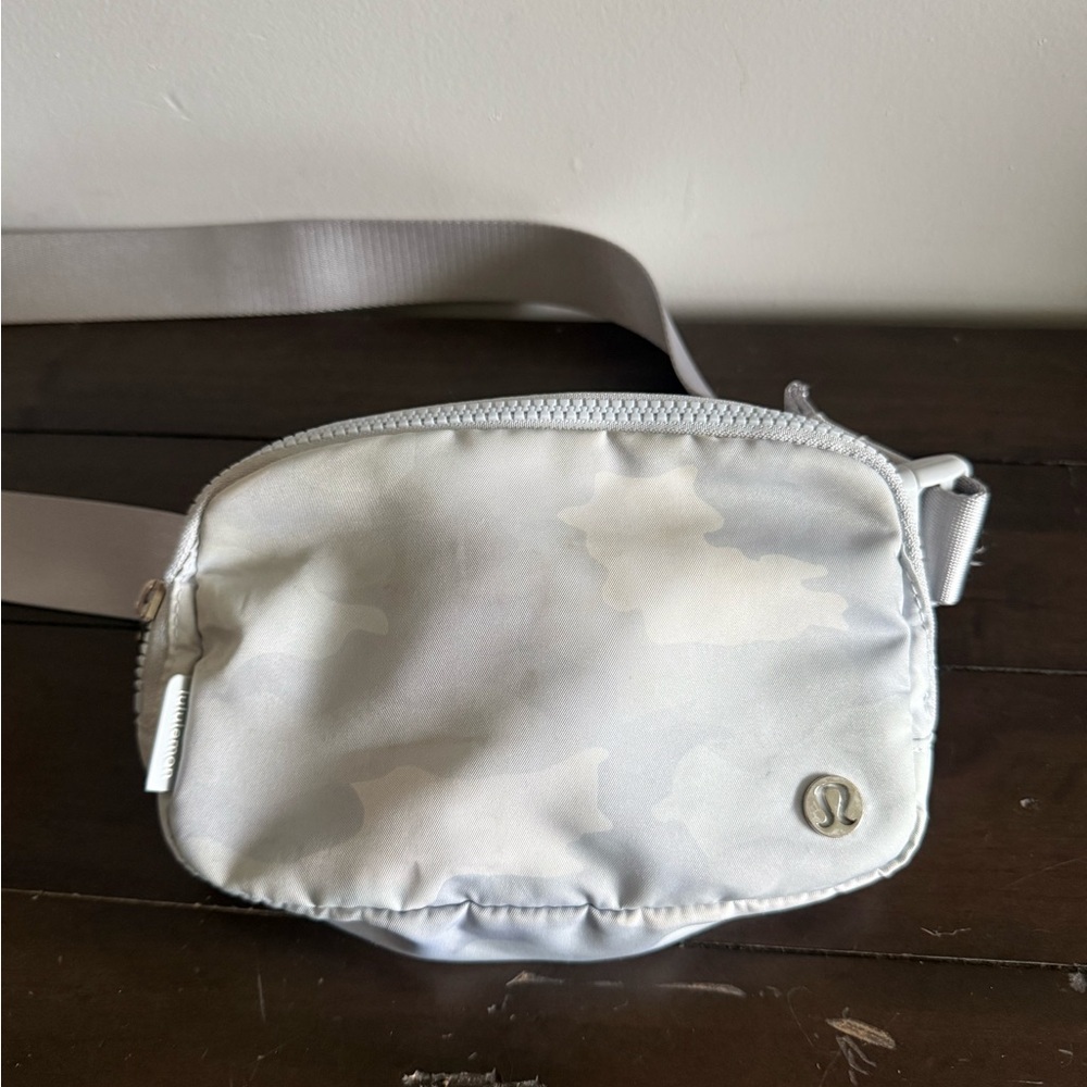 Lululemon Everywhere Belt Bag Gray Camo Crossbody Fanny Pack Adjustable Strap